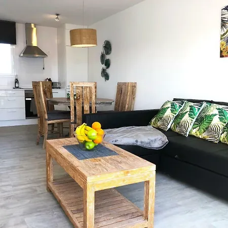 Sea Breeze With Shared Pool And Near The Beach