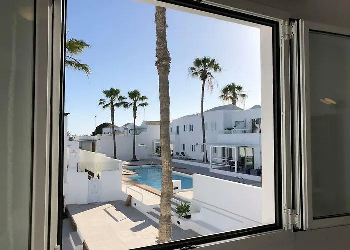 Sea Breeze With Shared Pool And Near The Beach 科斯塔特吉塞