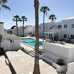 Sea Breeze With Shared Pool And Near The Beach Διαμέρισμα