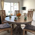 Διαμέρισμα Sea Breeze With Shared Pool And Near The Beach
