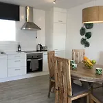 Διαμέρισμα Sea Breeze With Shared Pool And Near The Beach Costa Teguise