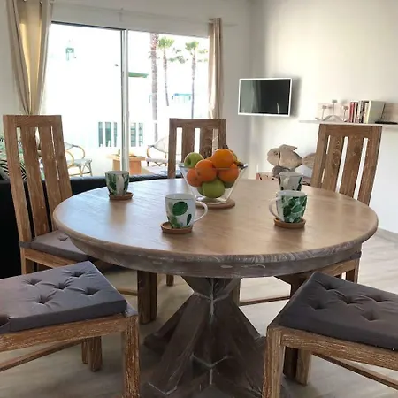 Daire Sea Breeze With Shared Pool And Near The Beach